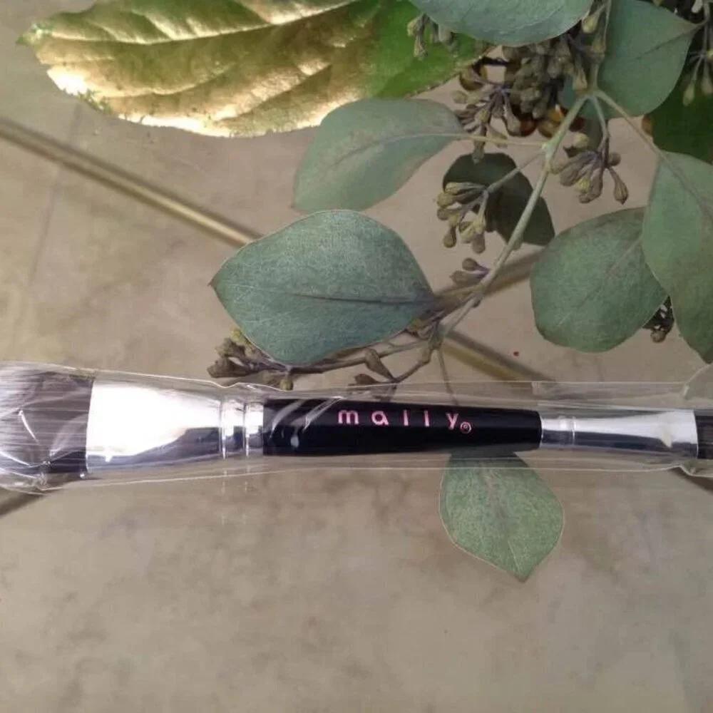 Mally Beauty Double-Ended Highlighter Brush - Brand new!